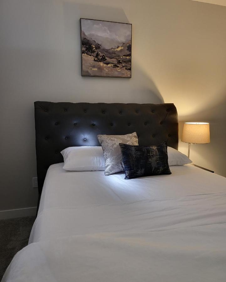Luxury Suite In Calgary Nw Экстерьер фото