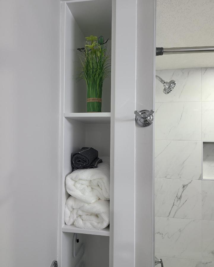 Luxury Suite In Calgary Nw Экстерьер фото