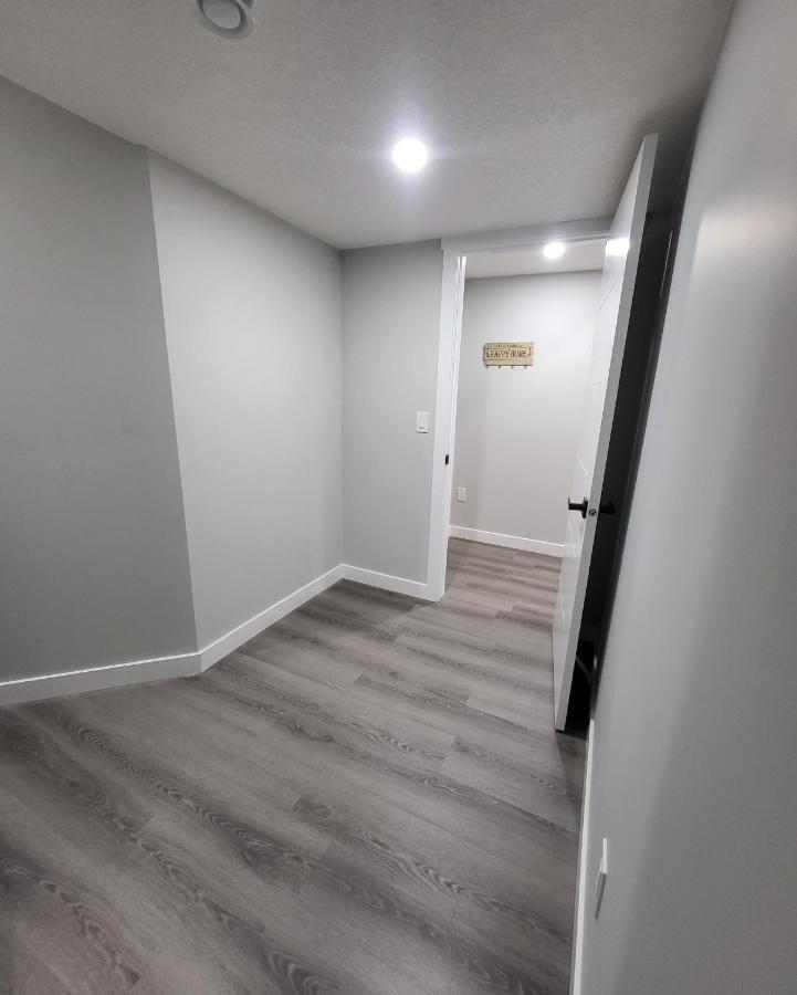 Luxury Suite In Calgary Nw Экстерьер фото
